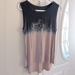 NWOT 🦅 American Eagle Long Ombre Tank Top with Flower Detail.